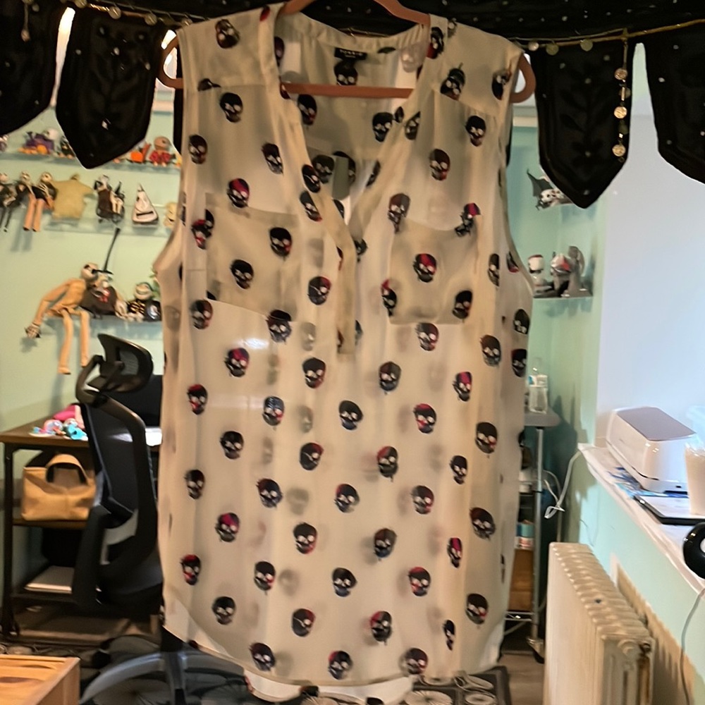 NWOT TORRID 2 office blouse sleeveless white Skull Print pullover professional
